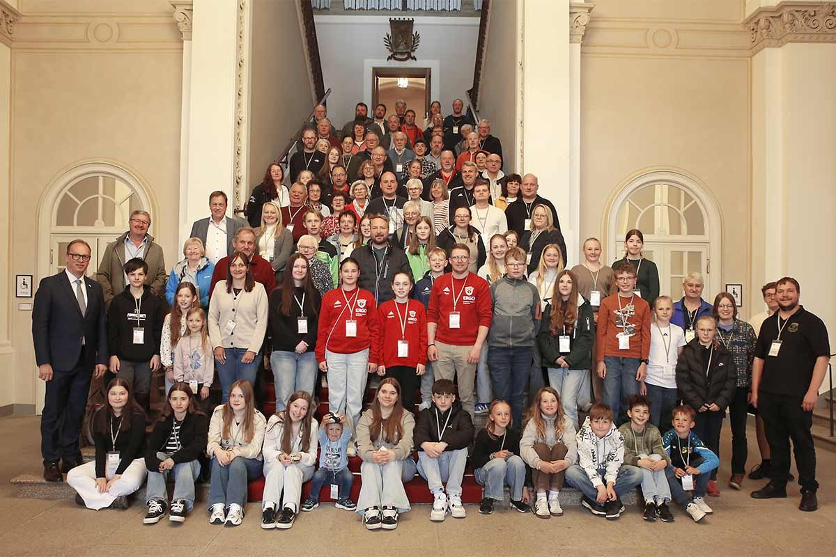Behringer mit Besuchergruppe