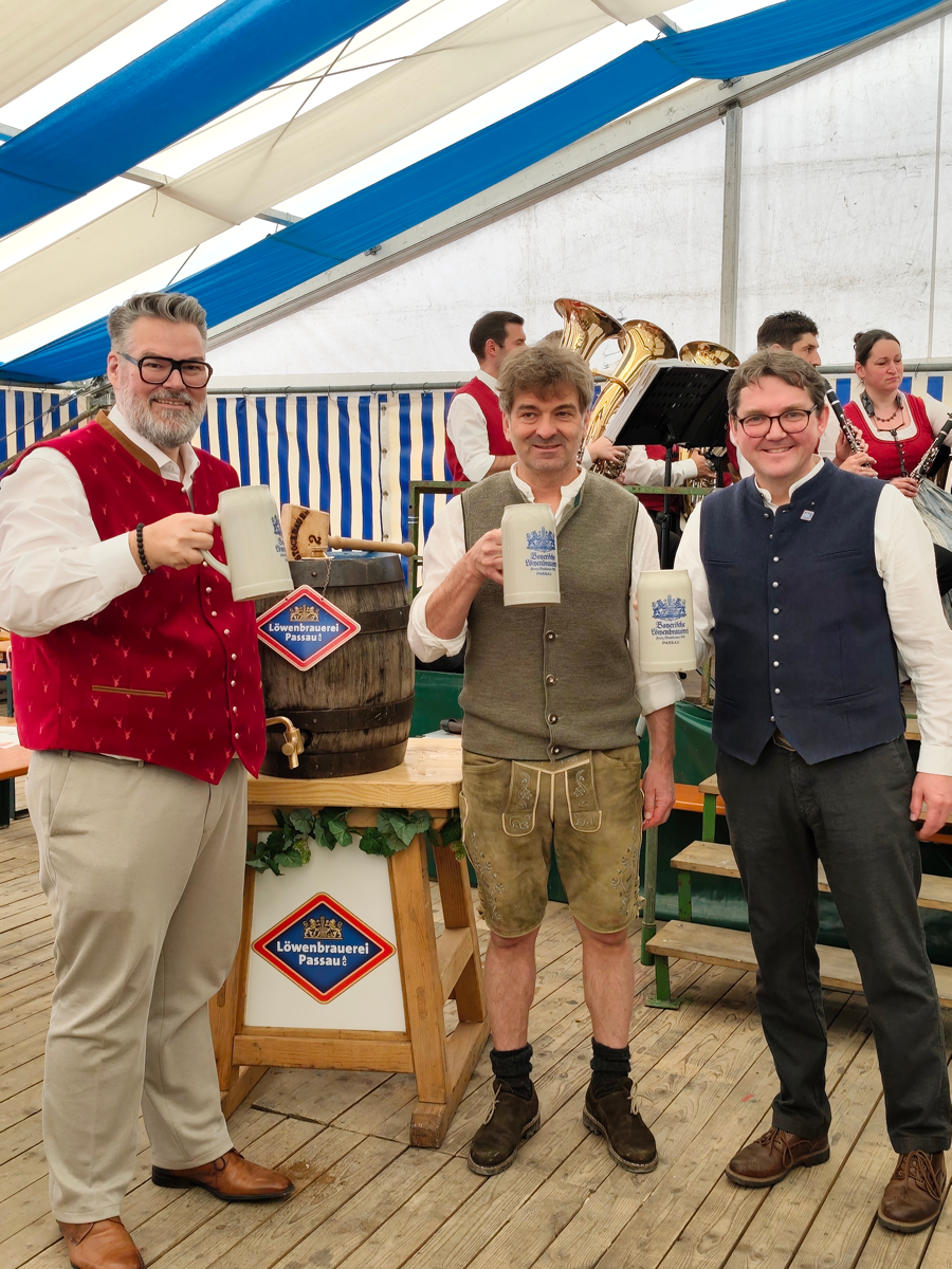 Die erste Maß ist angezapft: (v.l.) Oberbürgermeister Andreas Rother, Vorstand der Löwenbrauerei Markus Schröder und Veranstalter Till Hofmann. Foto: Korduletsch