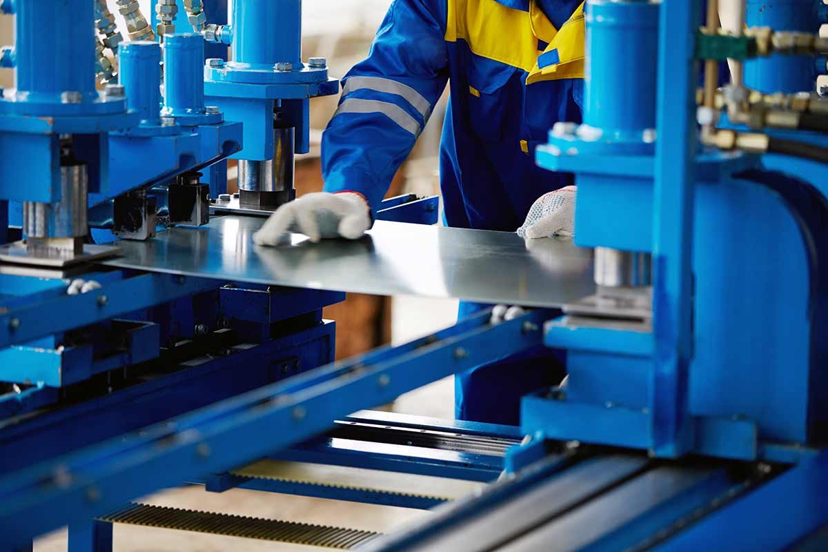 Erneuter Dämpfer: Niederbayerns Wirtschaft bleibt im Krisenmodus Passau. Die Wirtschaft in Niederbayern kommt nicht aus der Krise: Auch im Frühjahr bleibt die Stimmung in den Unternehmen deutlich gedrückt. Das zeigt der aktuelle Konjunkturbericht der Industrie- und Handelskammer Niederbayern, für den knapp 400 Betriebe im gesamten Bezirk befragt wurden. Besonders die schwache Nachfrage im In- und Ausland, steigende Arbeitskosten sowie hohe Energie- und Rohstoffpreise belasten die Unternehmen massiv. "Nach einem Einbruch zu Jahresbeginn ist der Indikator nun weiter abgesackt. Seit über vier Jahren ist die Wirtschaftsentwicklung in Niederbayern nun unterdurchschnittlich. Die Krise hält an", sagt IHK-Hauptgeschäftsführer Alexander Schreiner. Der IHK-Konjunkturklimaindikator, der Geschäftslage und Erwartungen der Betriebe zusammenfasst, signalisiert damit eine anhaltend schwierige Entwicklung. Besonders stark verändert hat sich laut IHK die Einschätzung der wirtschaftlichen Risiken: Die Bedeutung der gestiegenen Energie- und Rohstoffpreise habe zuletzt noch einmal deutlich zugenommen. Vor allem Verkehrsgewerbe, Logistik und Speditionen stünden unter Druck. Aber auch Tourismus, Handel und Teile der Industrie litten unter dem hohen Preisniveau. Fast ebenso kritisch bewerten die Unternehmen inzwischen die steigenden Arbeitskosten. "Dass aber in der aktuellen Umfragerunde die hohen Arbeitskosten als Risikofaktor nahezu gleichauf liegen, ist ein Alarmsignal. Von diesem Faktor sind ausnahmslos alle Betriebe und alle Branchen betroffen", so Schreiner weiter. Viele Unternehmen sähen dadurch ihre internationale Wettbewerbsfähigkeit zunehmend gefährdet. Nur auf den ersten Blick entspannt sich laut IHK die Lage beim Fachkräftemangel. Hintergrund seien vor allem die schwachen Beschäftigungspläne vieler Unternehmen. "Dass sich die Fachkräftesituation für manche Betriebe etwas entspannt, belegt nur die allgemeine Schwäche der Wirtschaft", erklärt Schreiner. Langfristig werde der Fachkräftemangel angesichts der demografischen Entwicklung wieder deutlich zunehmen. Auch der Blick nach vorne bleibt verhalten. Nur wenige Unternehmen rechnen kurzfristig mit einer Verbesserung der Lage. Die von der Bundesregierung angekündigten Investitionsanreize entfalten laut IHK bislang kaum Wirkung. Positive Impulse kommen derzeit lediglich aus dem öffentlichen Bau. Niederbayerns IHK-Präsident Thomas Leebmann fordert deshalb strukturelle Reformen: "Die schuldenfinanzierten Investitionen in die Infrastruktur haben einen begrenzten Effekt, die Breite der Wirtschaft kann davon nicht profitieren." Notwendig seien unter anderem weniger Bürokratie, niedrigere Steuer- und Sozialabgaben sowie bessere Rahmenbedingungen für Unternehmen. (obx) Foto: AdobeStock_53197663