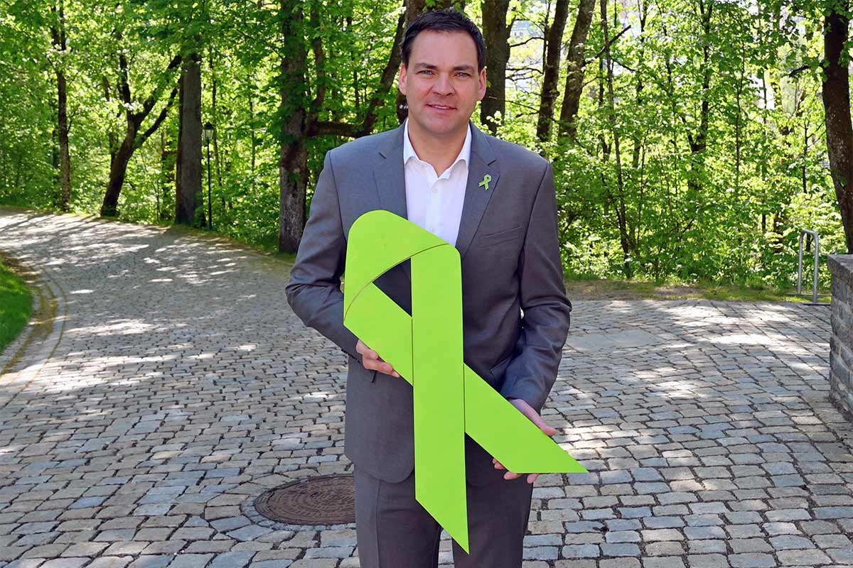 Sebastian Gruber mit der grünen Schleife