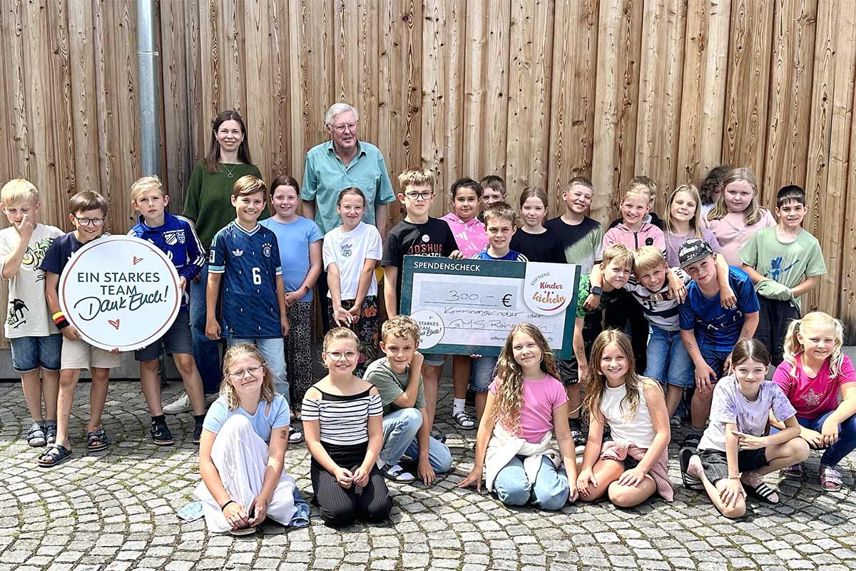 Röhrnbacher Kommunionkinder spenden 300 Euro an Stiftung Kinderlächeln