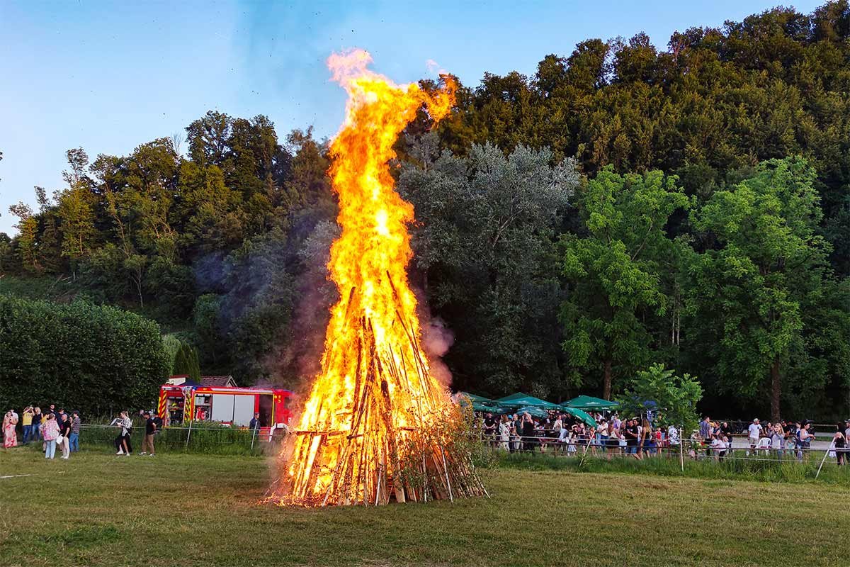 Sonnwendfeier in Hals beim Hofbauerngut