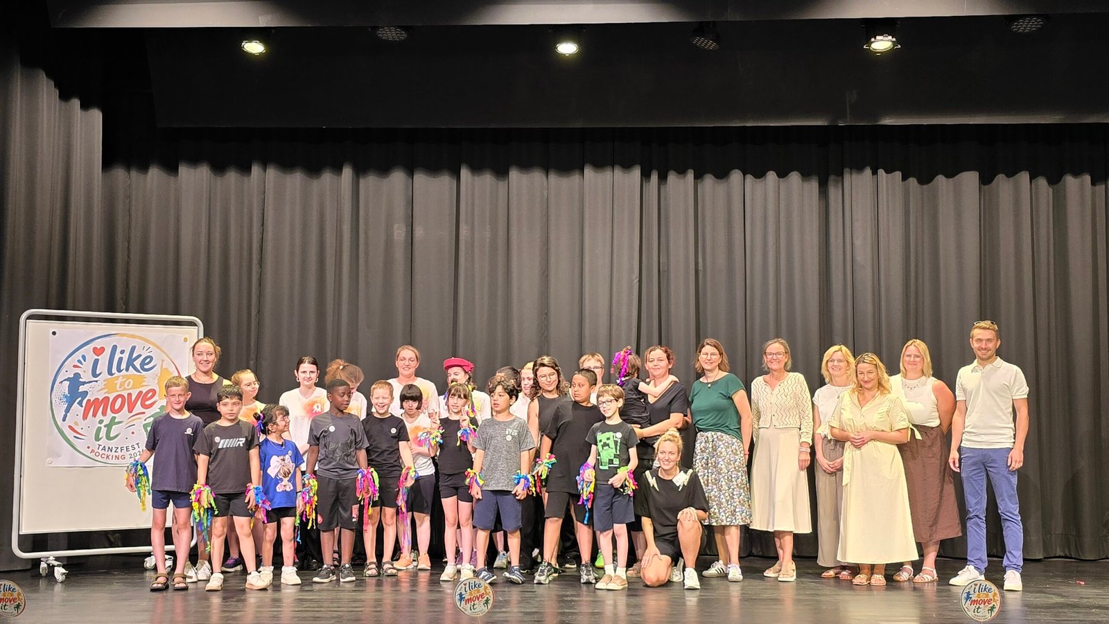 „I like to move it!“: Schülerinnen und Schüler aus Niederbayern feierten beim vierten Tanzfest der FZgE-Schulen in der Stadthalle Pocking Freude an Bewegung, Gemeinschaft und gelebte Inklusion. Foto: can/mr