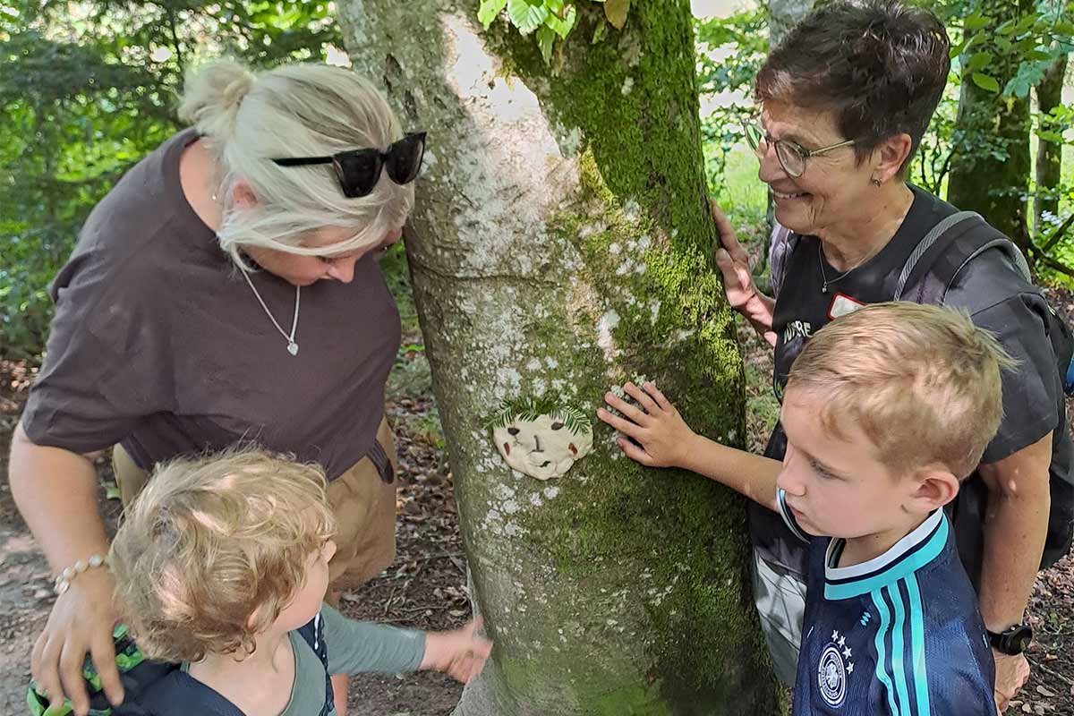 Junge Naturfreunde auf Ausflug lehrreicher Tour im Ilztal
