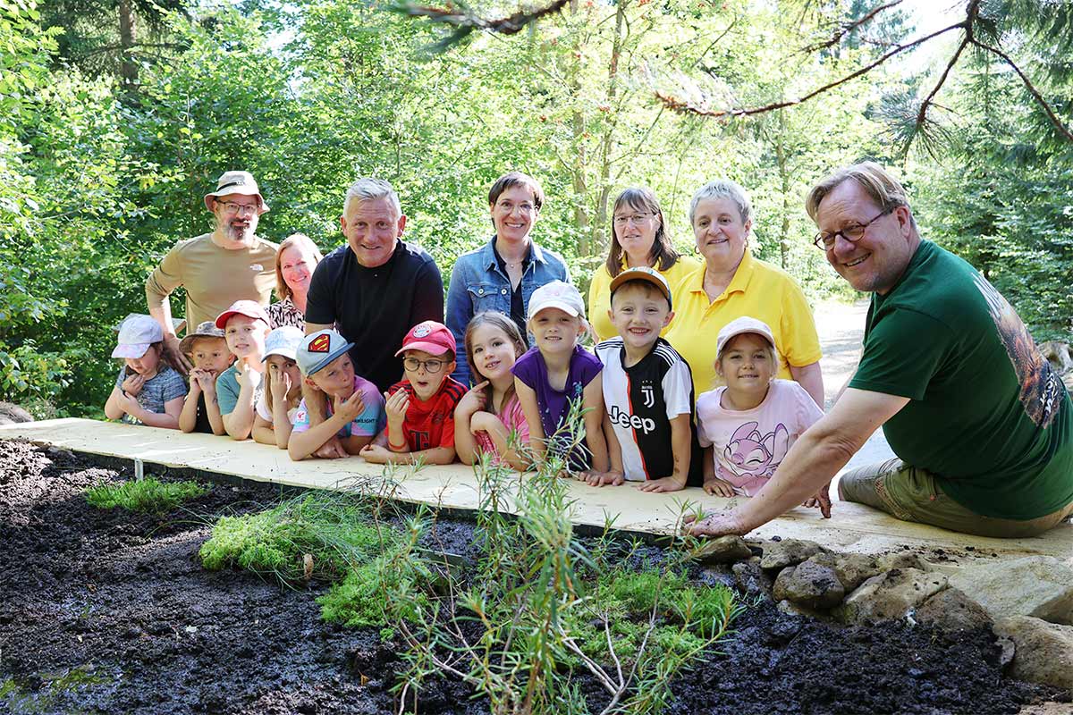Mit Molchen und Sonnentau das Moorbeet eröffnet