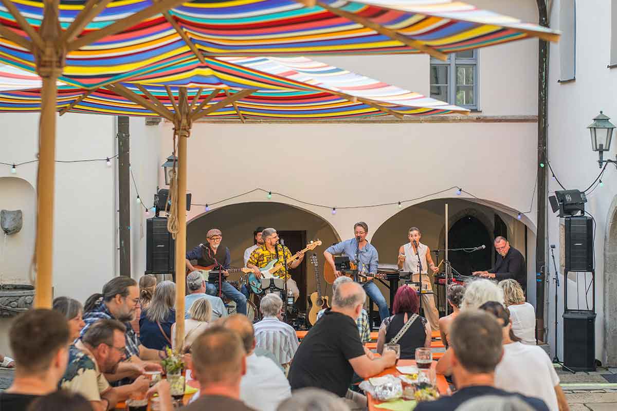 500 Gäste feiern Sommerfest auf Schloss Wolfstein