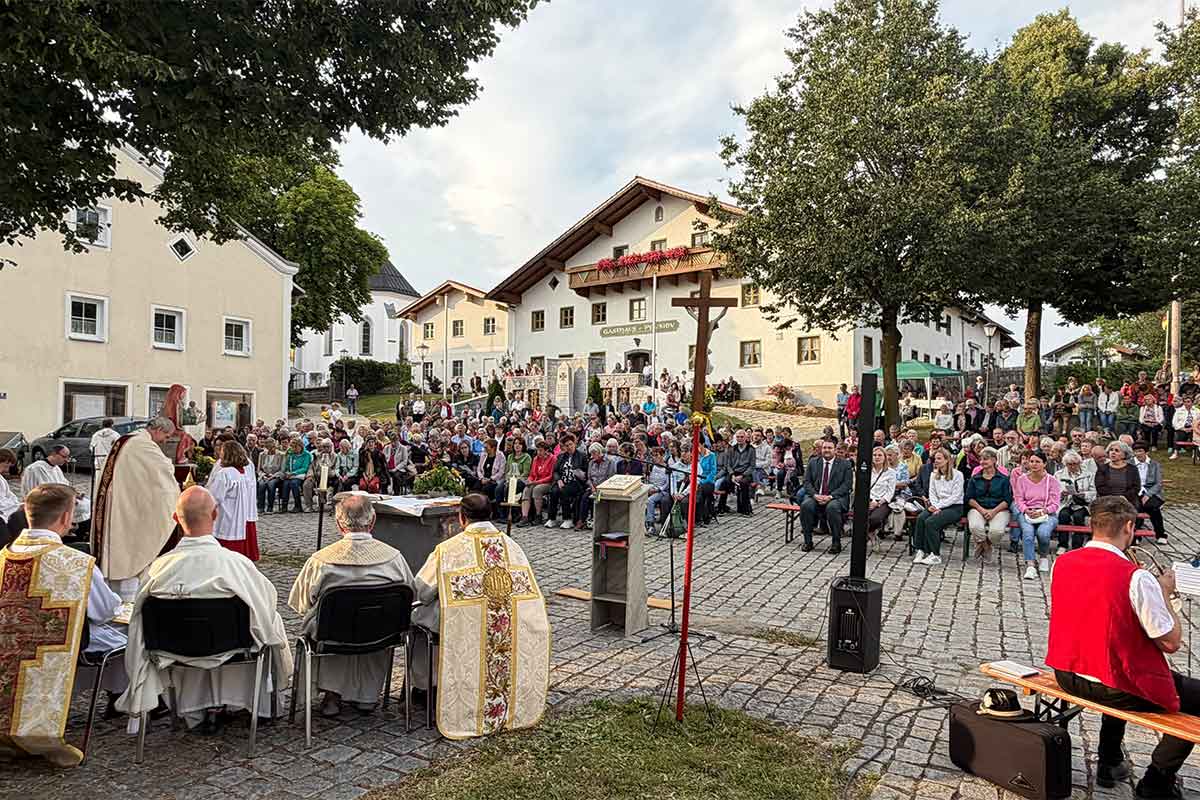 Rund 400 Gläubige bei St. Anna-Wallfahrt auf dem Kreuzberg