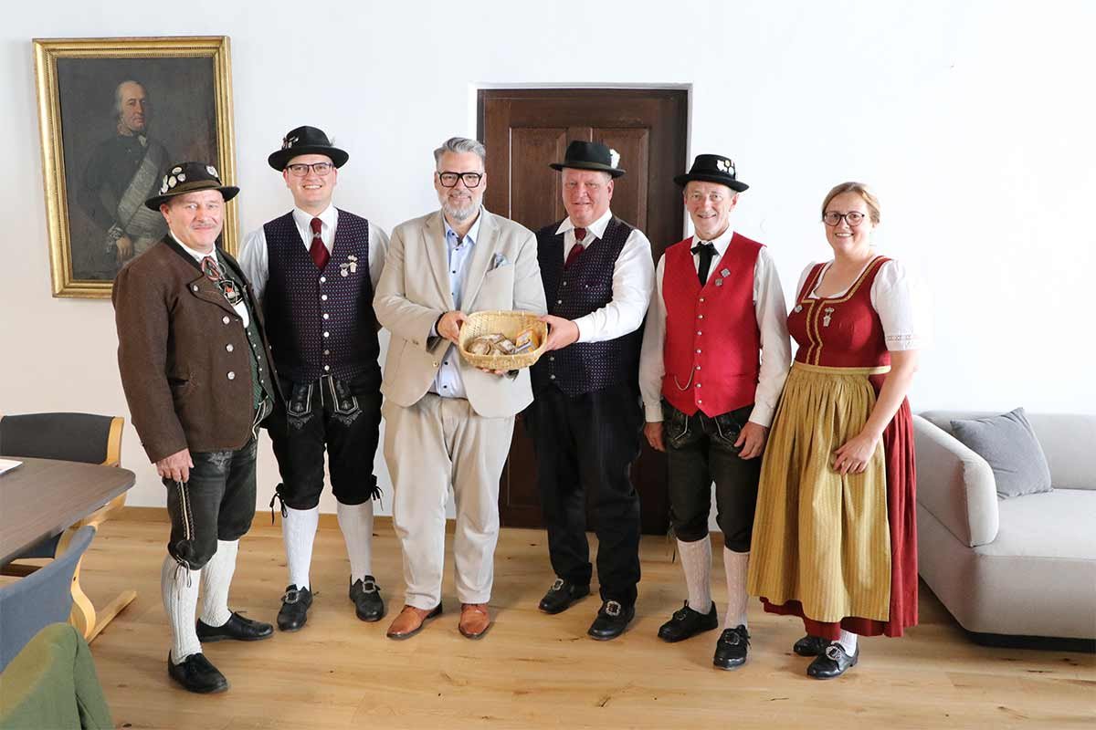 Dreiflüsse-Trachtengau besucht Oberbürgermeister Andreas Rother