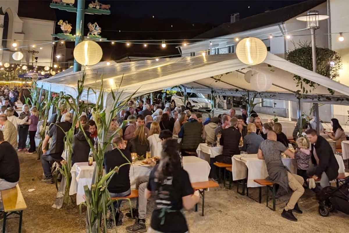Schönbergs Marktplatz wird zur Weinlaube bei Musik und Schmankerln