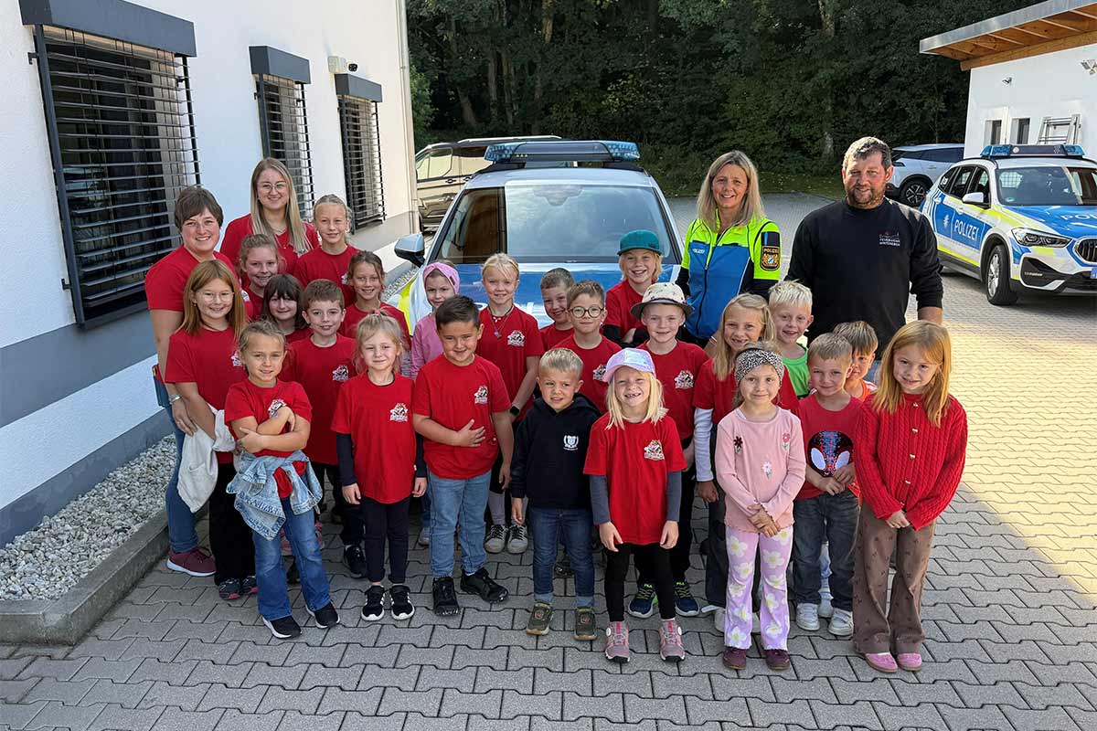 „FeuerFüchse“ Hintereben besuchen die Polizeistation Waldkirchen
