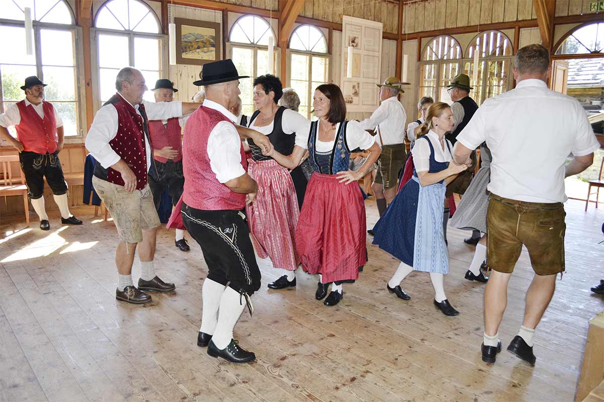 Traditionelles Handwerk und Auftanzt wird am 27.09. von 13-16 Uhr