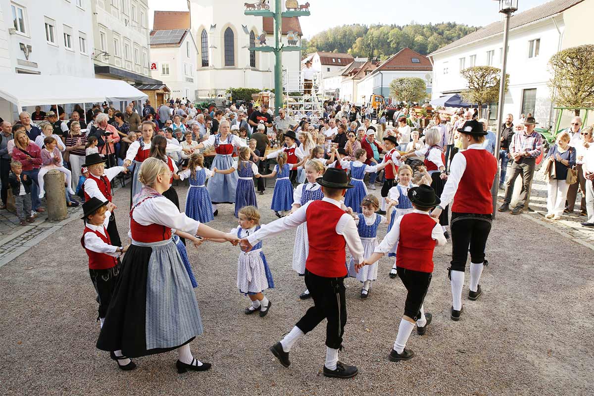 Markt Schönberg feierte mit Erntedankzug