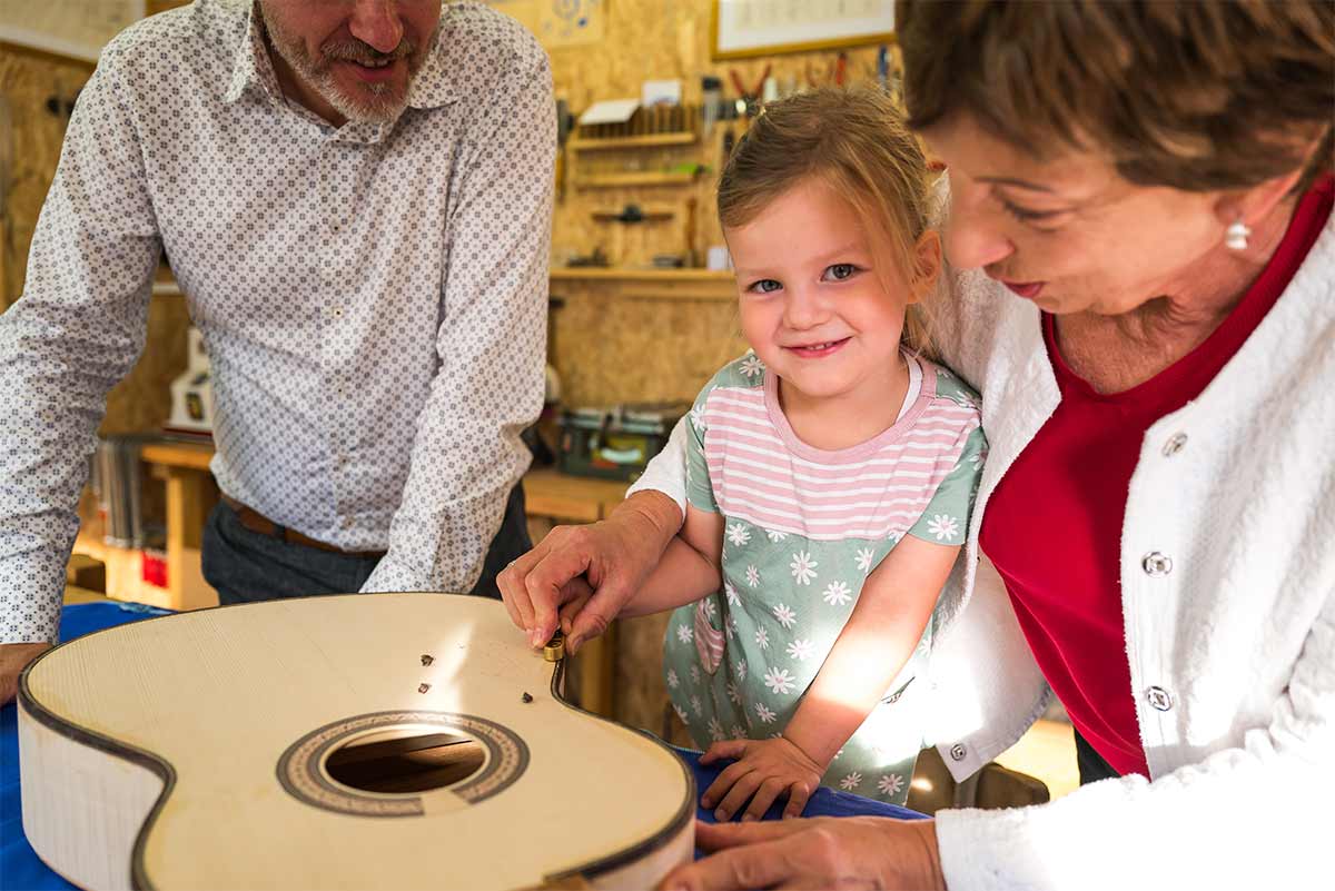 Vierjährige Linda ist 500. Mitbauerin der Gemeinschaftsgitarre
